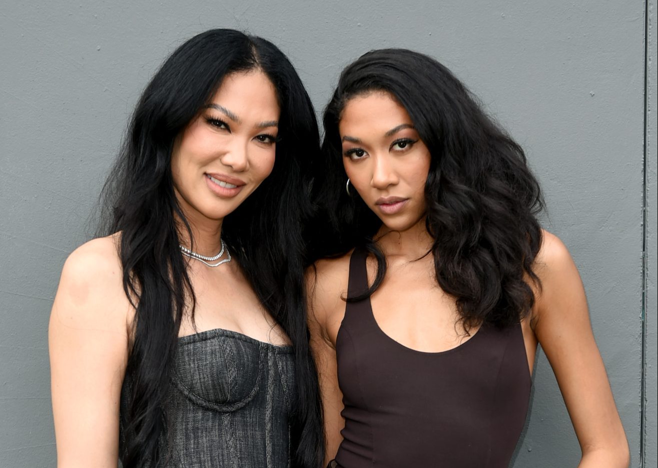 Aoki Lee Simmons Opens Up About Being Compared To Mom Kimora Lee Simmons & Transitioning Away From Modeling (WATCH)